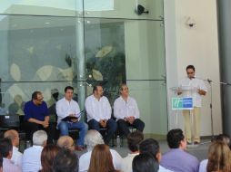 El gobernador acude a la inauguración de un hotel para ejecutivos.  /