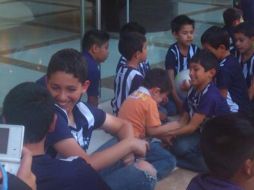 Pequeños aficionados, esperaban la llegada del Monterrey al hotel de concentración en Guadalajara.  /