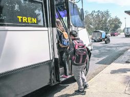 Unidad 'pirata'. Sobre Periférico circulan camiones blancos que cobran por transportar pasajeros del CUCEA al Tren Ligero.  /