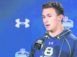 Johnny Manziel está comenzando a vivir lo que significa tener encima a la prensa deportiva estounidense. AP /