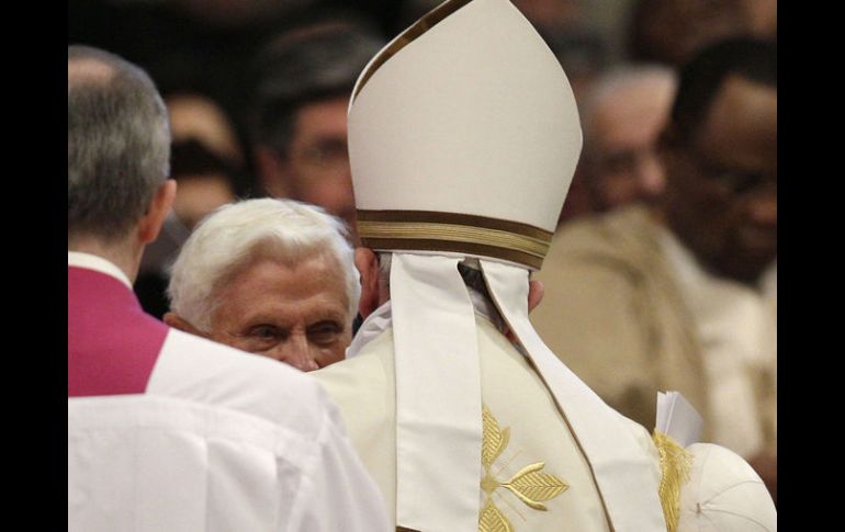 El Papa emérito Benedicto XVI saluda al Papa Francisco en la Basílica de San Pedro. AP /