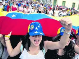Opositores cargan una bandera venezolana durante una protesta contra el Gobierno en San Cristóbal, capital de Táchira. AFP /