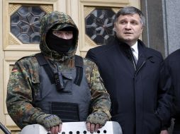 El cargo de Arsen Avakov (d) es vigente hasta la designación de un gobierno de unidad. AFP /