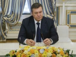 El presidente de Ucrania, Víktor Yanukóvich, durante la firma de un acuerdo para el arreglo de la crisis. EFE /