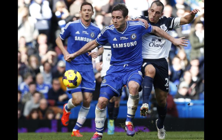 Al minuto 93, el mediocampista Frank Lampard anota el gol de la victoria para Chelsea. AP /