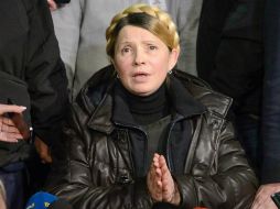 Timoshenko aparece con su característica trenza anudada a la cabeza y sentada en una silla de ruedas. EFE /