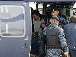 El 'Chapo' fue llevado por elementos de Marina a un helicóptero, que lo trasladará a un penal federal. AP /