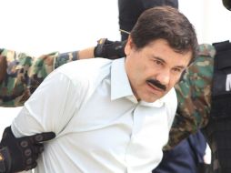 Militares mexicanos conducen al máximo dirigente del Cártel de Sinaloa, Joaquín 'El Chapo' Guzmán, a una aeronave tras su presentación. EFE /