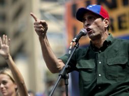 Capriles indica que con la utilización de las Fuerzas Armadas Maduro actúa fuera del marco de la Constitución. AP /