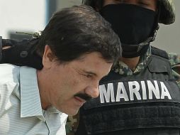 'Chapo' es escoltado por elementos de la marina. AFP /