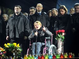 La ex primera ministra Yulia Tymoshenko ofrece una conferencia en la Plaza de la Independencia en Kiev. AFP /