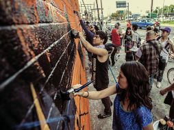 Un grupo de jóvenes de distintos barrios de la ciudad se encargaron de plasmar su talento con la pinta de un mural.  /
