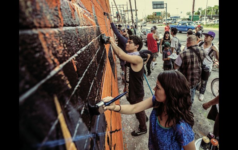 Un grupo de jóvenes de distintos barrios de la ciudad se encargaron de plasmar su talento con la pinta de un mural.  /