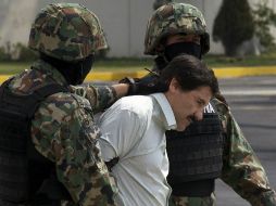 'El Chapo' es escoltado por elementos de la marina. AP /