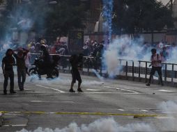 Un grupo de personas protesta en Caracas en contra del gobierno de Nicolás Maduro. EFE /