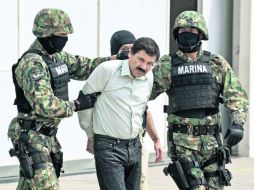 Esposado y sujetado por dos marinos apareció Joaquín Guzmán en el hangar de la PGR en la Ciudad de México. AFP /