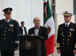 Jesús Murillo Karam junto a los titulares de Sedena y Semar durante la rueda de prensa en la que se informó la captura del ''Chapo''. EFE /