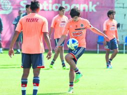 La creatividad y velocidad del ataque rojiblanco recae en el juvenil Carlos Fierro (21).  /