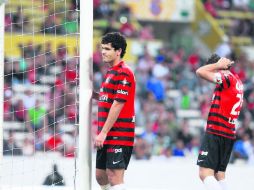 Postes malditos. La suerte le da la espalda a unos Zorros que no paran de perder oportunidades de gol como local.  /