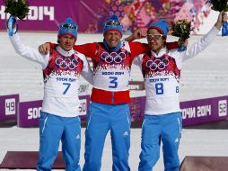 Los rusos Alexander Legkov, Ilia Chernousov y Maksim Vylegzhanin ganan oro, plata y bronce respectivamente en la prueba de esquí. EFE /