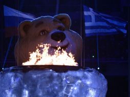 La mascota del oso fue la encargada de apagar el fuego olímpico en uno de los momentos más importantes de la ceremonia. AFP /