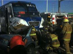 Se presume que el chofer del camión, quien escapó, se pasó el alto del semáforo.  /