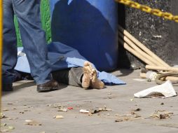 Agentes de la Fiscalía y personal de Ciencias Forenses acudieron a la escena para realizar las investigaciones correspondientes.  /