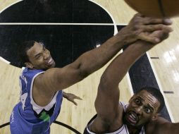 Collins (i) se integrará este domingo por la noche a su nuevo equipo. AP /