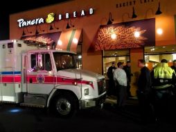 Personal de emergencias acude al restaurante para su evacuación. AP /