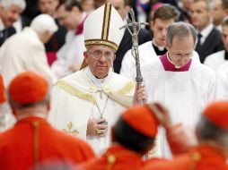 El Papa Bergoglio impuso la birreta roja a los nuevos cardenales. EFE /