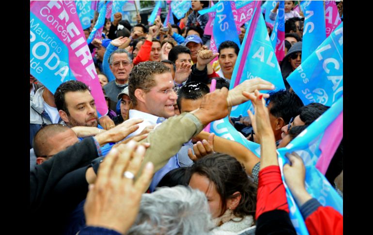 El candidato opositor a la Alcaldía de Quito, Mauricio Rodas, saluda a sus partidarios en el norte de Quito, durante las elecciones. AFP /
