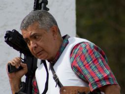 El ex militar Ángel Vivas desde su casa armado y con un chaleco anti balas. AP /