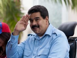Maduro saluda al final de una marcha de decenas de personas de la tercera edad en apoyo a su Gobierno. EFE /