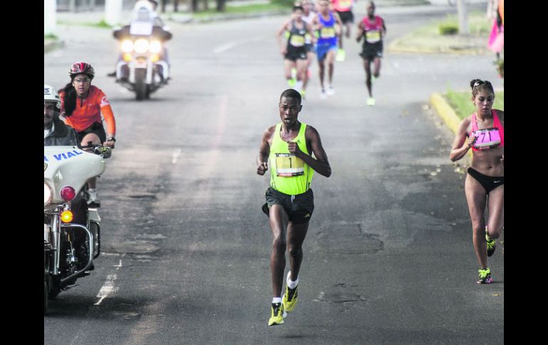 Dominante. A partir del kilómetro cinco Julius Kipyego Keter se separó del resto del pelotón de punteros.  /