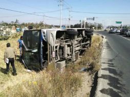 Un camión del transporte público vuelca en el municipio de Tlajomulco de Zúñiga, tras caer a una cuneta, esta mañana.  /