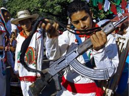 Salen a echarle porras a quienes tomaron las armas ''hartos de tanto abuso''. AFP /