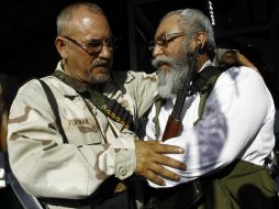 Hipólito Mora (i) y Estanislao Beltrán, durante un acto efectuado en la plaza principal de la comunidad La Ruana. AFP /