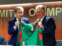 Carlos Padilla Becerra Presidente del COM (d) y Luis Tenorio Pérez, de Joma, durante el anuncio. ESPECIAL /