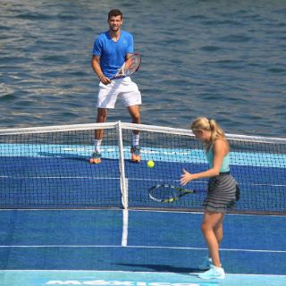 Bouchard y Dimitrov juegan tenis flotante