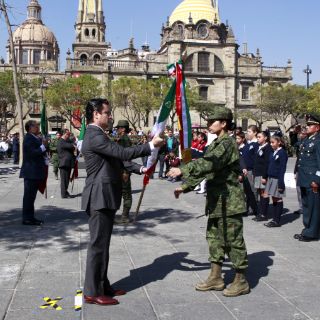 Autoridades izan la Bandera Mexicana en el Centro Histórico