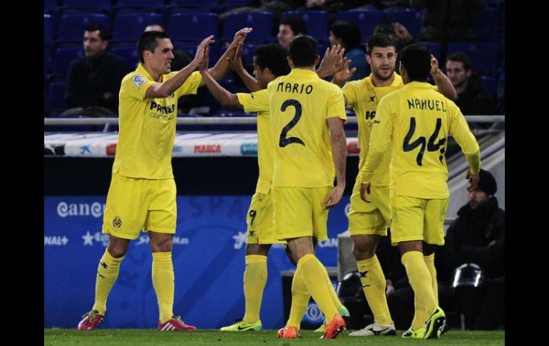El equipo de dos Santos y Aquino recuperó la quinta posición en la liga. AFP /