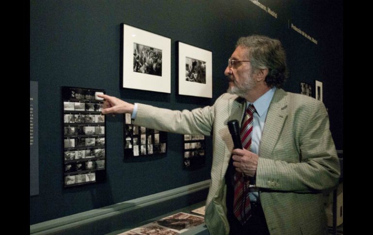 Julio Fernández Gamero, mexicano hijo de exiliados españoles, muestra imágenes de la exposición. SUN /