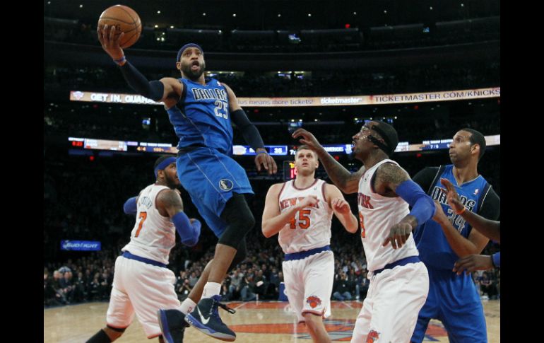 Con excelente actuación del veterano Vince  Carter, los Dallas Mavericks vencieron este lunes a los New York Knicks. AP /