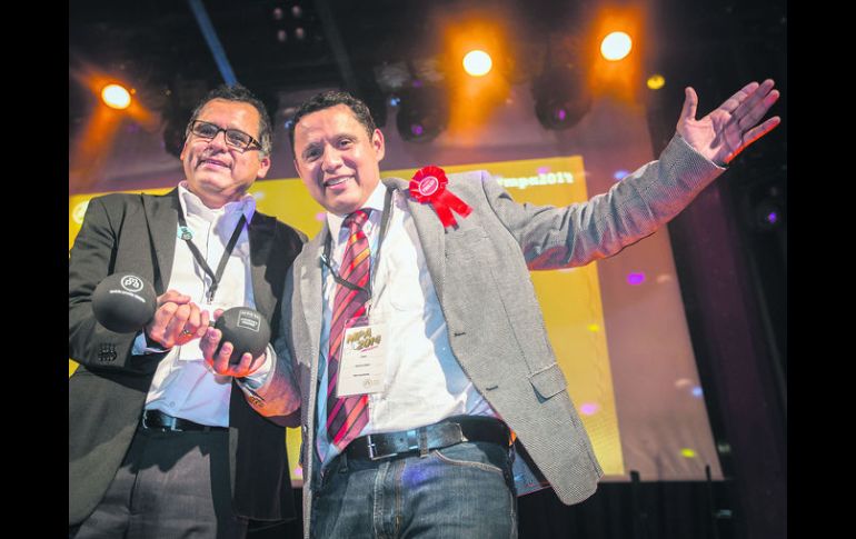 Ganones. Los mexicanos Aarón y César García López tras recibir su reconocimiento en Barcelona. NTX /