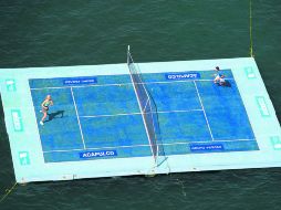 La canadiense Eugenie Bouchard y el búlgaro Grior Dimitrov jugaron un partido de exhibición sobre una plataforma instalada en el mar. MEXSPORT /