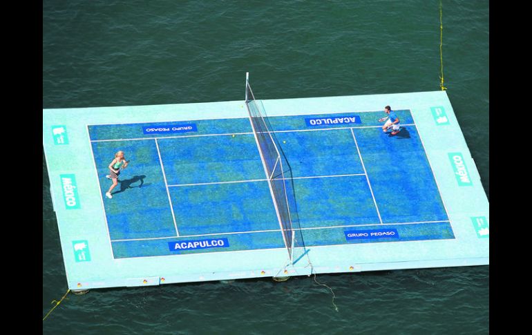 La canadiense Eugenie Bouchard y el búlgaro Grior Dimitrov jugaron un partido de exhibición sobre una plataforma instalada en el mar. MEXSPORT /