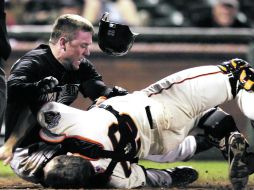 No más. Scott Cousins colisiona con el receptor de San Francisco, Buster Posey, quien resultó lesionado y se perdió la temporada. AP /