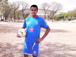 Celeste. Para Mario Álvarez, cualquier terreno es bueno para practicar futbol  /