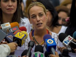 La esposa del dirigente opositor venezolano Leopoldo López, Lilian Tintori (c), ofrece declaraciones a la prensa. EFE /