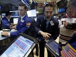 Los principales indicadores de Wall Street se debatieron ante una tanda de datos económicos peor de lo esperado. AP /